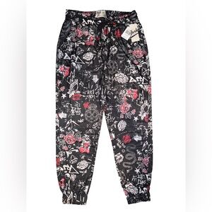💀🌹NWT! Skull and Roses Jogger Pants